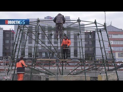 Установка главного символа праздника. Новогодние ели стали появляться на улицах областного центра