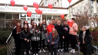 Червени балони полетяха в небето в знак на съпричастност с болните от СПИН