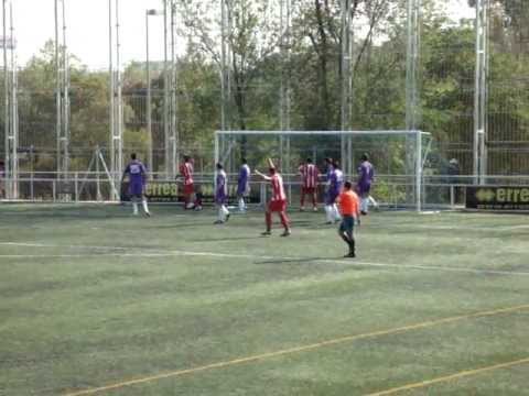 Poco antes del descanso el Atlético Velilla anota el 1-2, Dani Molón de cabeza