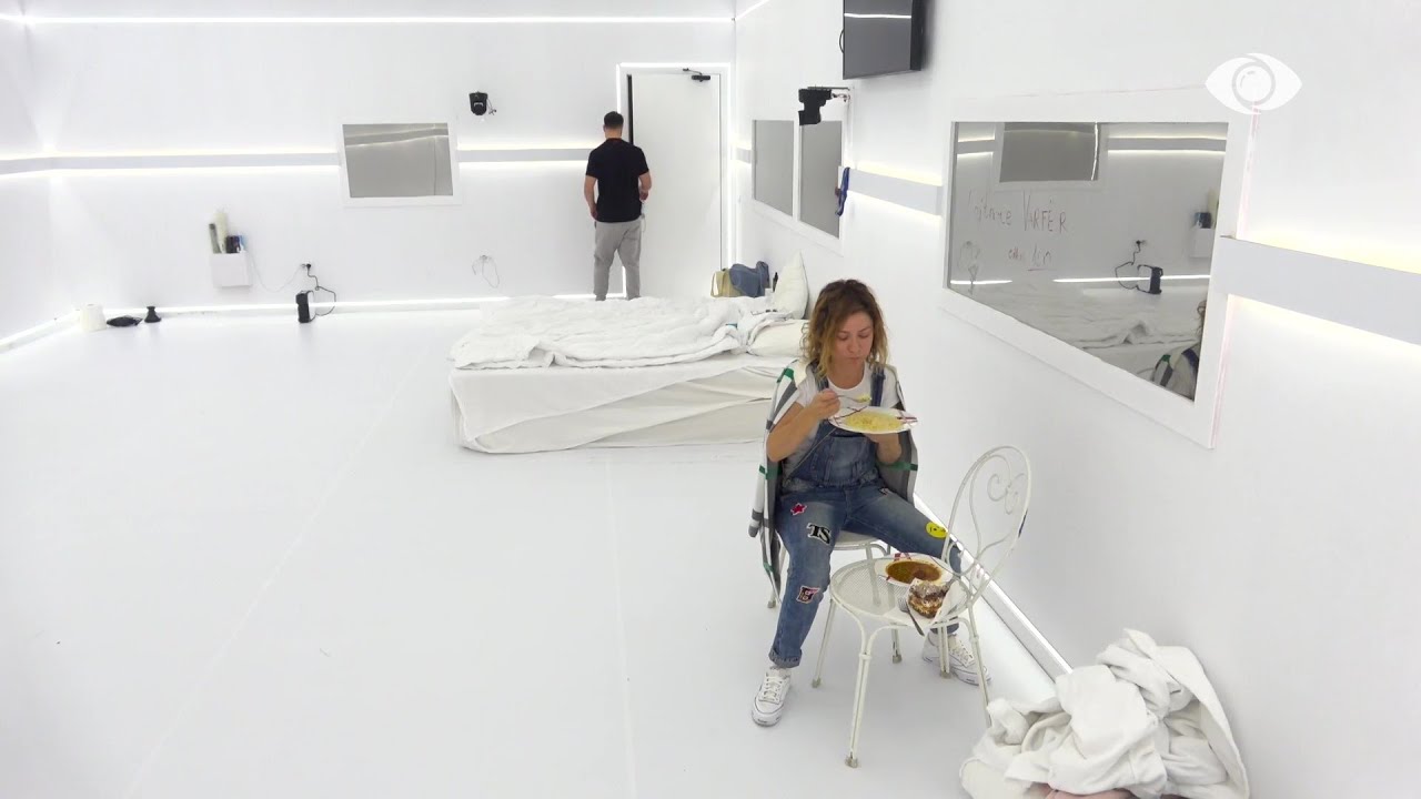 Egla përlotet, teksa konsumon ushqimin e vetme