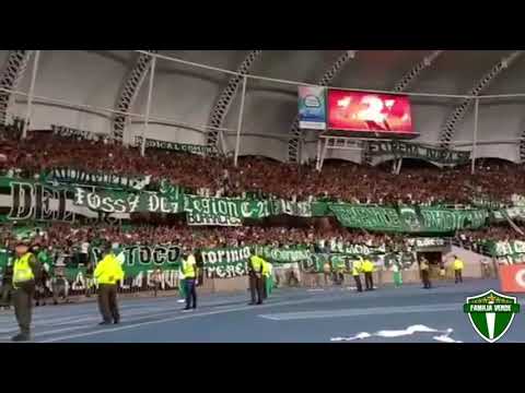 No importa si es día o de noche, visitante o local, la hinchada del Deportivo Cali siempre alentara