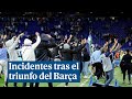Aficionados del Espanyol asaltan el campo ante la celebración del Barça en Cornellá