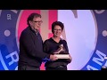 Willem van Hanegem overhandigt 'Moeder van Varkenoord' de trofee