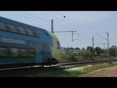 Westfalenbahn fährt durch Oberleitung bei Bruchmühlen