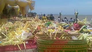 Download lagu Upacara Melasti di Pantai Tanjung Pasir, Teluk Naga, Banten. Balinese Hindu Tradition mp3 Download lagu Upacara Melasti di Pantai Tanjung Pasir, Teluk Naga, Banten. Balinese Hindu Tradition mp3