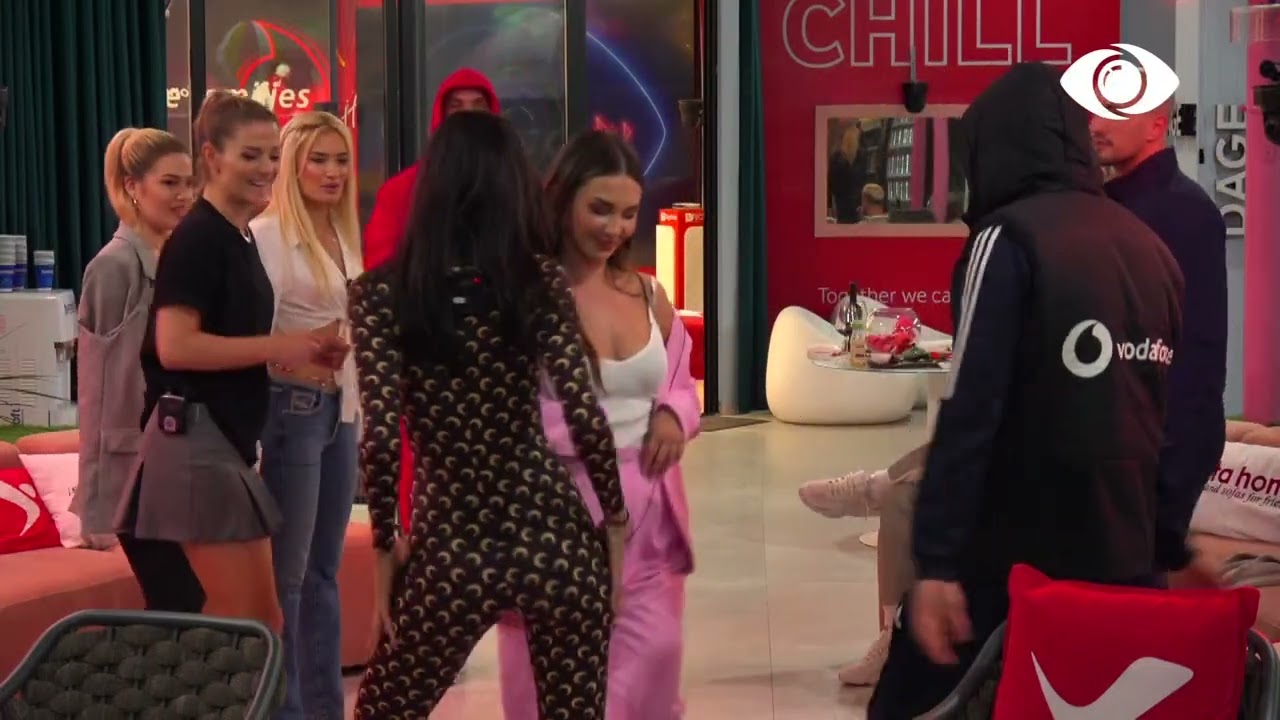 Muzikë dhe argëtim/ Banorët kërcejnë