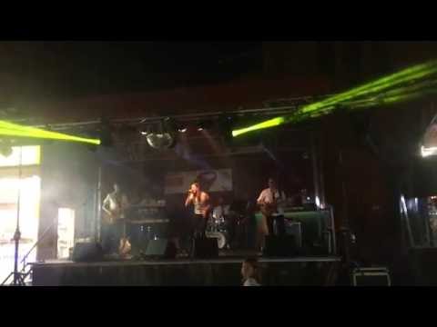 DJ Joeri samen met de Partyband (eigen lichtinstallatie)