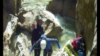 preview picture of video 'Verdon, Le bureau des Guides de Canyon dans l'Artuby.wmv'