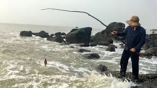 村大少变废为宝，把树干和废鱼钩组合起来钓到了大鱼，这方法真好