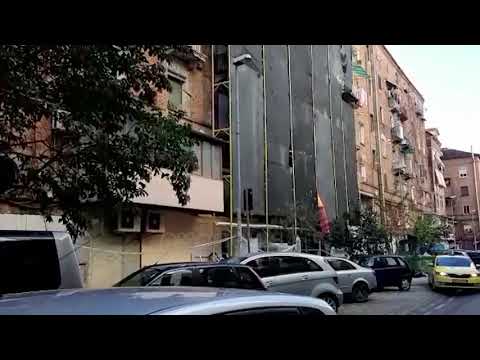 Ora News - Një pallat i dëmtuar te "Shallvaret", goditjen e parë e mori nga tërmeti i shtatorit