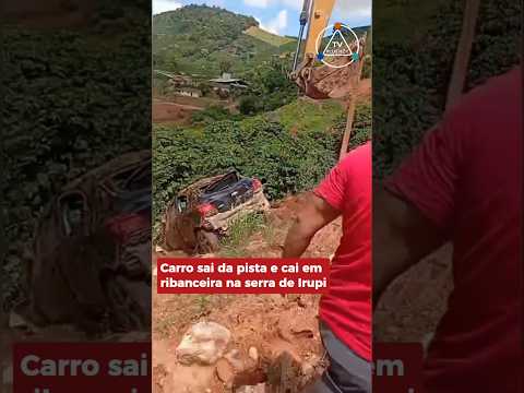 Carro sai da pista e cai em ribanceira na serra de Irupi, Espírito Santo. Todos estão bem