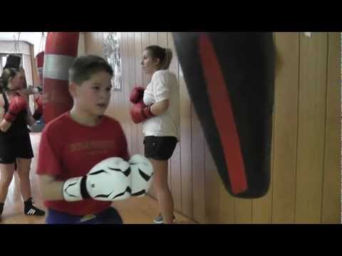 2013-01-19 Niklas Baumann - Aufwärtshaken am Sandsack - Kampfschule Sugambrer Fightclub Würzburg