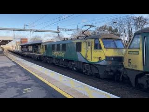2 Class 90's at Shenfield 2021-12-10 at 13:39:37