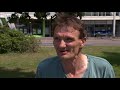 Rode kruis deelt water uit in Arnhem