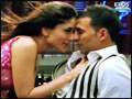 Bebo gets intimate with Akshay Kumar 