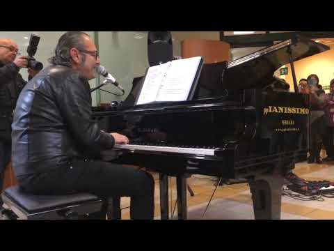 Luca Carboni suona il nostro pianoforte presso Ospedale Sant'Orsola di Bologna