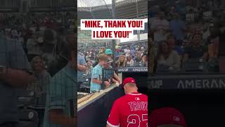 The perfect reaction to getting Mike Trout's autograph ❤️