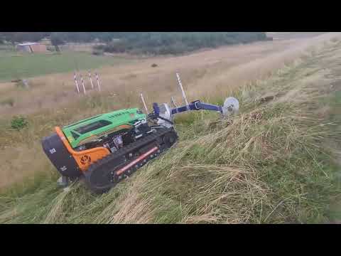 MDB LV 500 Raupe mit Balkenmäher / Portalmähwerk im Steilhang während einer Vorführung