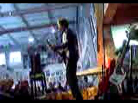 Jon Brion - Maybe You're a Different Girl (live at Amoeba)