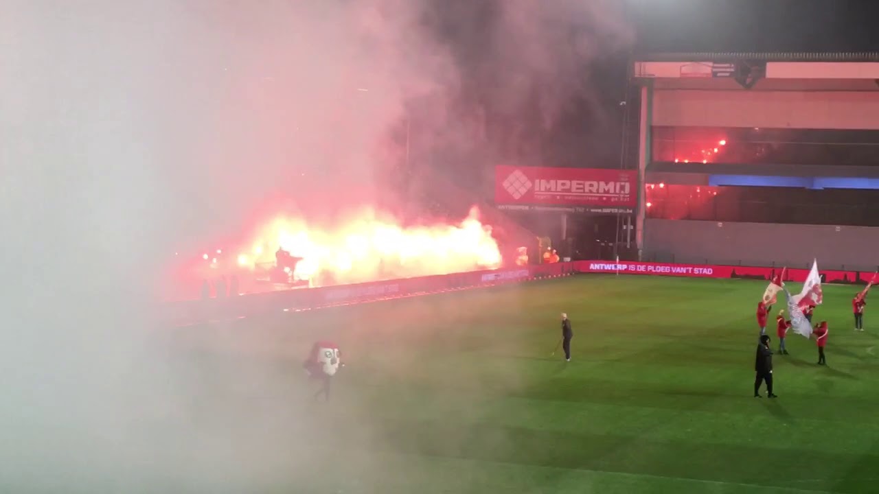 Royal Antwerp FC - Standard de Liège: Pyroshow of Antwerp fans