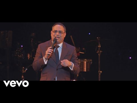Videoclip de La Agarro Bajando (En Vivo desde Puerto Rico) — Gilberto Santa Rosa