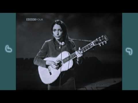 Hear Joan Baez Enthrall the Audience With Her Dulcet Voice