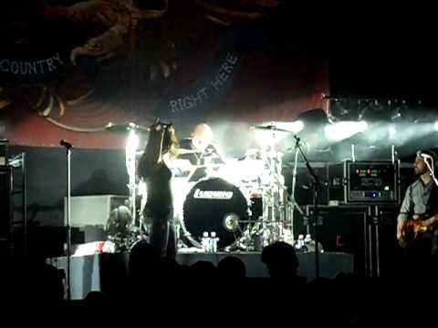 Gretchen Wilson Exits Stage With A Little Help From Her "Awesome" Drummer!