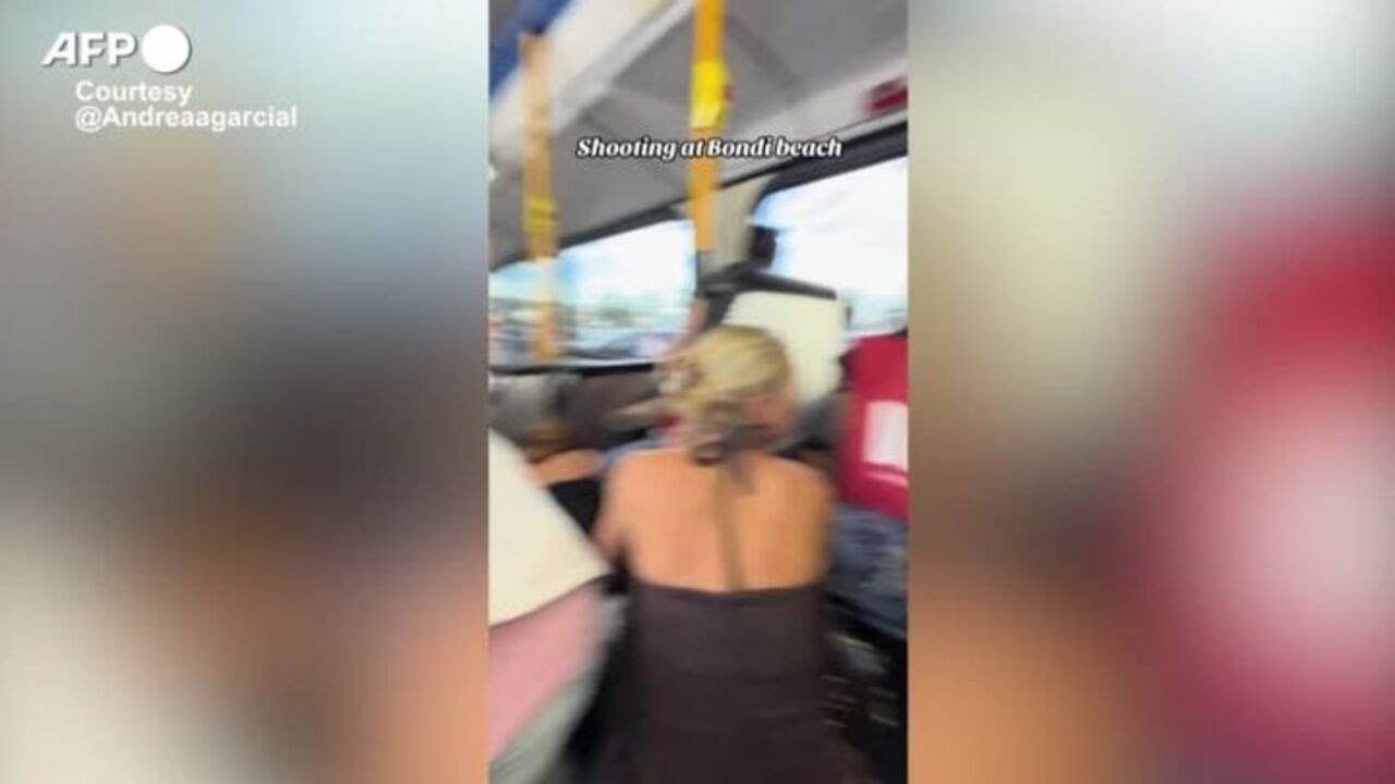 Passeggeri in un autobus terrorizzati durante l'attaco armato a Bondi Beach.