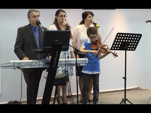 Nicu Wagner cu familia: Voi rezidi altarul - Îngenuncheat, cu fața-n palme