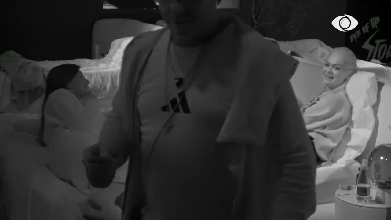 Gjesti hedh batuta me Jozin, të qeshura mes banorëve