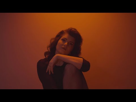 Suvi Teräsniska - Kaikki mussa tahtoo (Virallinen lyriikkavideo)