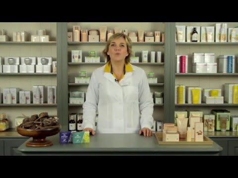 Il pigmentary nota su una faccia della ragione creme Pigmentary rosso nota su pelle di fotografia