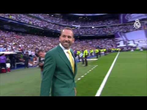 Sergio García takes honorary kick-off before the Clásico/2017