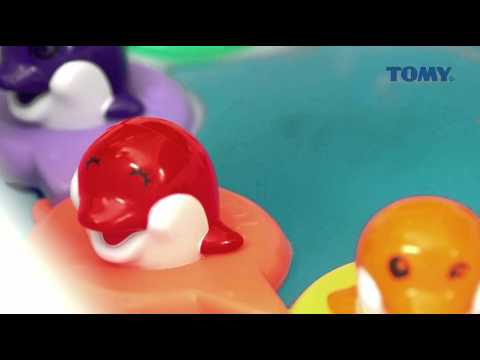 TOMY vonios žaislas Delfinai, E6528 video