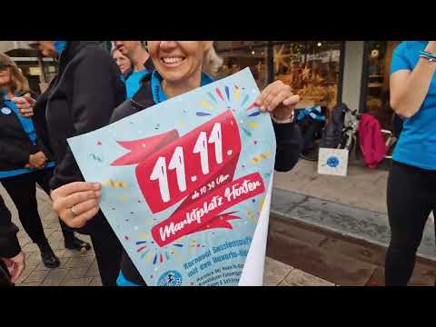 Huxaria Hexen präsentieren die Sessionseröffnung auf dem Marktplatz in Höxter am 11.11.2023