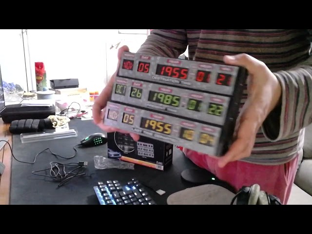 Vídeo relacionado con Fizz Creations Lámpara de póster de Regreso al futuro, alimentada por USB con cable incluido, póster de pie o montaje en pared, tamaño A4. Producto oficial de Back To The Future