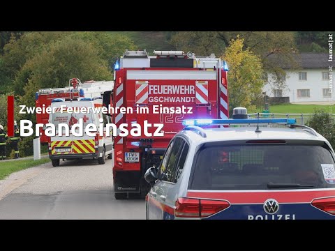 Einsatzkräfte zweier Feuerwehren bei Brandgeschehen in einem Wohnhaus in Gschwandt im Einsatz