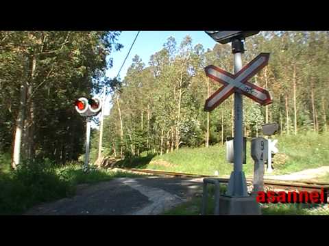 PASO A NIVEL EN LA LINEA BETANZOS FERROL AUTOMOTORES 594 Y 599