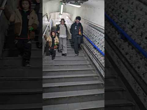 Gino Tino Mamá bajando a la estación de subte Moreno Buenos Aires 18/10/26
