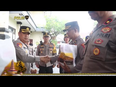 KAPOLRES GIANYAR SERAHKAN TALI ASIH KAPOLDA BALI KE PERSONEL POLRES
