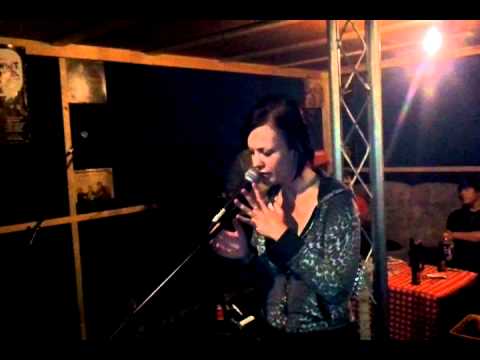 Evi Goffin Sad Suzy speelt Something accoustic