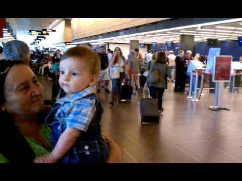 Cu bunica la aeroport July 19 2011