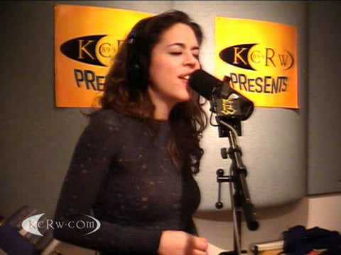 Luisa Maita performing "Alento" on KCRW