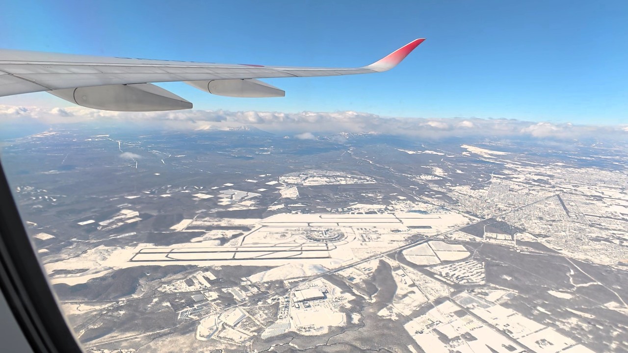 HND→CTS離陸後の旋回中に望む新千歳空港遠望！日本航空JAL506 雪の新千歳発 晴天の羽田空港着陸 機窓 4K