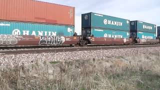 preview picture of video 'BNSF 4481 W meets BNSF 5415 East @ Planada [HD]'