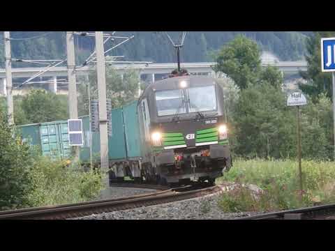 Wo sich Pyhrnbahn und Rudolfsbahn trennen, Züge in unverwechselbarer Landschaft