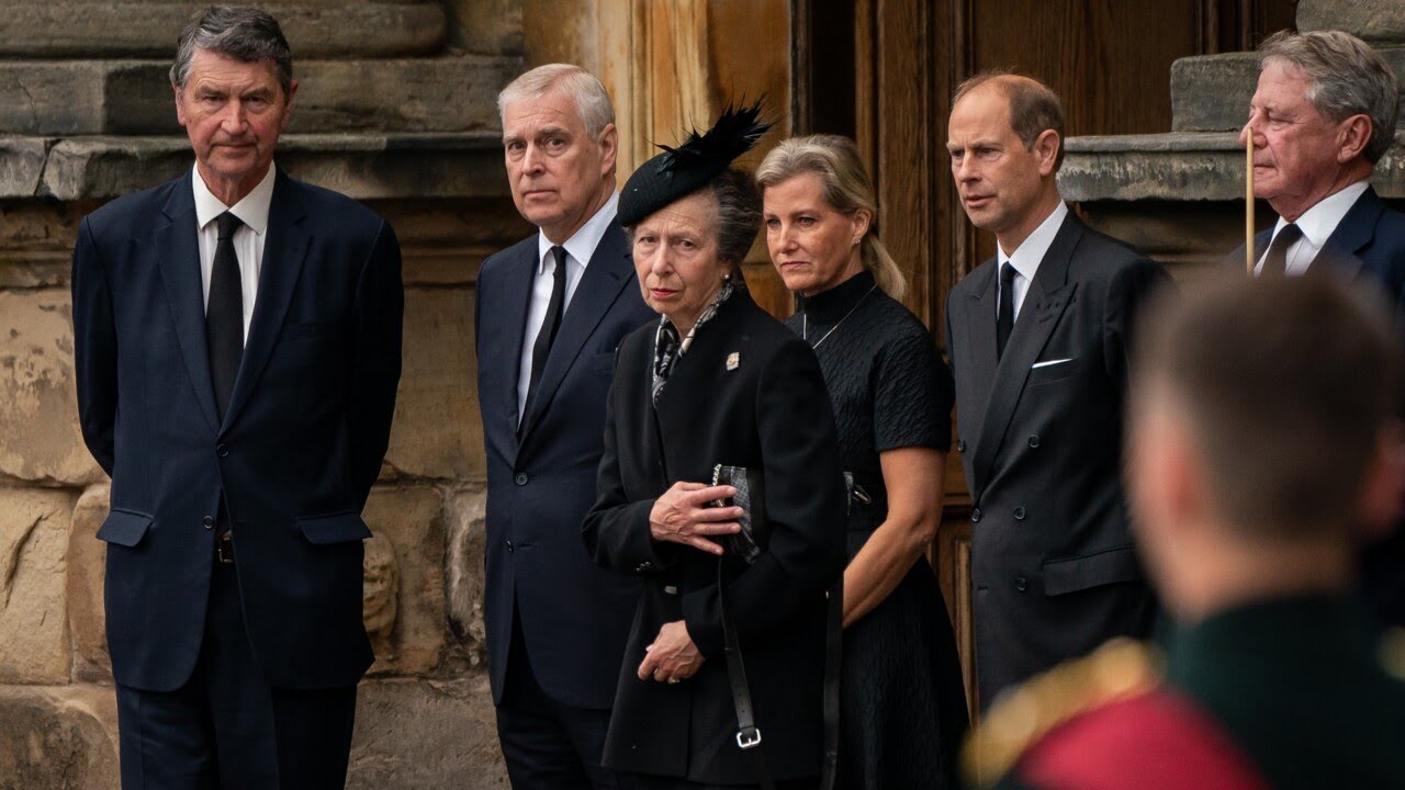 Princess Anne's emotional last curtsy to her mother