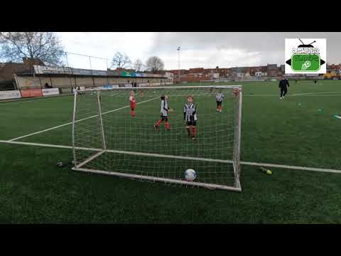 Oskaar voetbalt tegen Club Roeselare