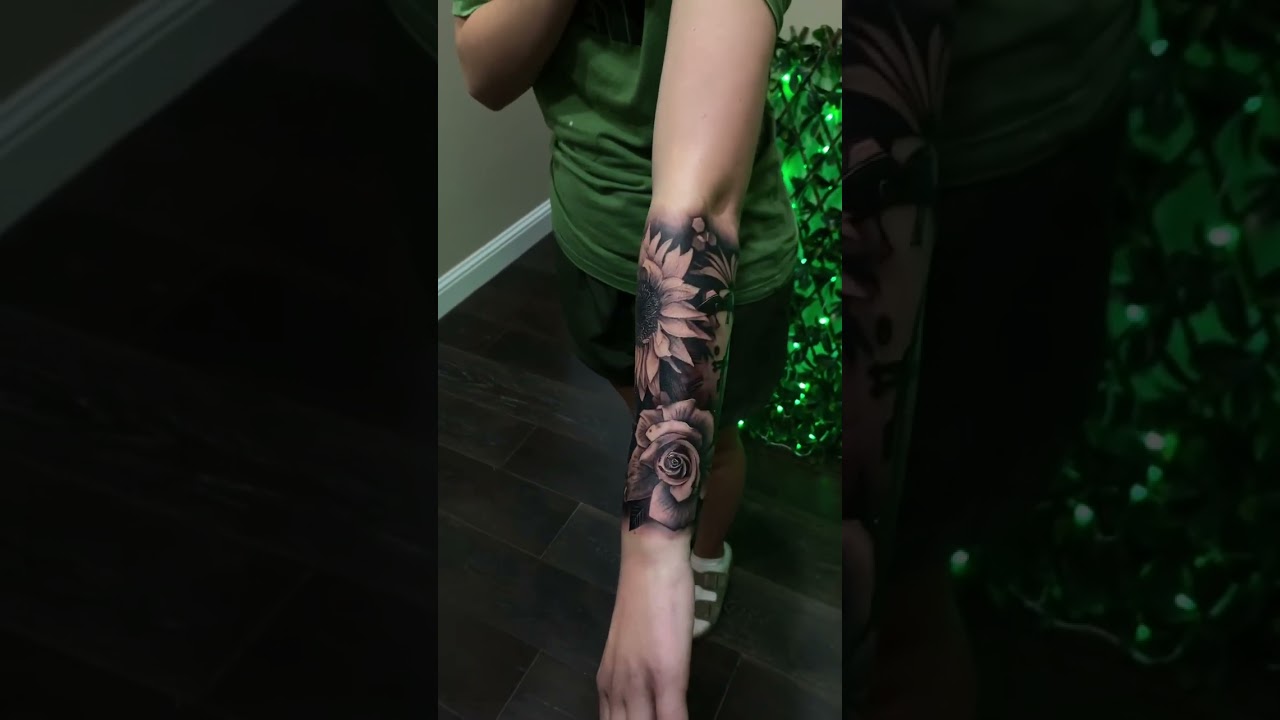 🌻🌹⏱                                        #flowertattoo #blackandgreytattoo #realismtattoo