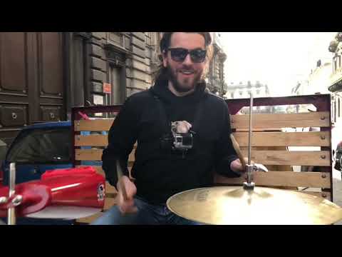 Suonare Unniedderè Project - Flaviano Pennisi su un’Ape car in via Umberto a Catania